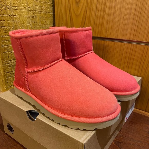 UGG W's Classic Mini II Hibiscus Pink size:7 NEW IN BOX/slight fade in R boot* - Picture 1 of 8